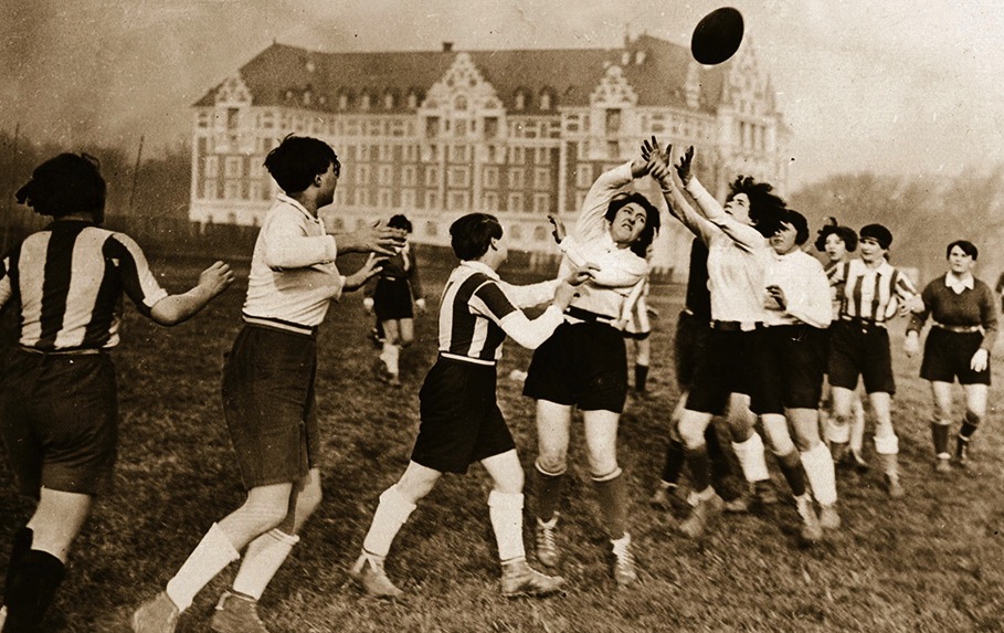 6th December 1926:  A line out during a women's rugby match at Gentilly, near Paris.  (Photo by Topical Press Agency/Getty Images)